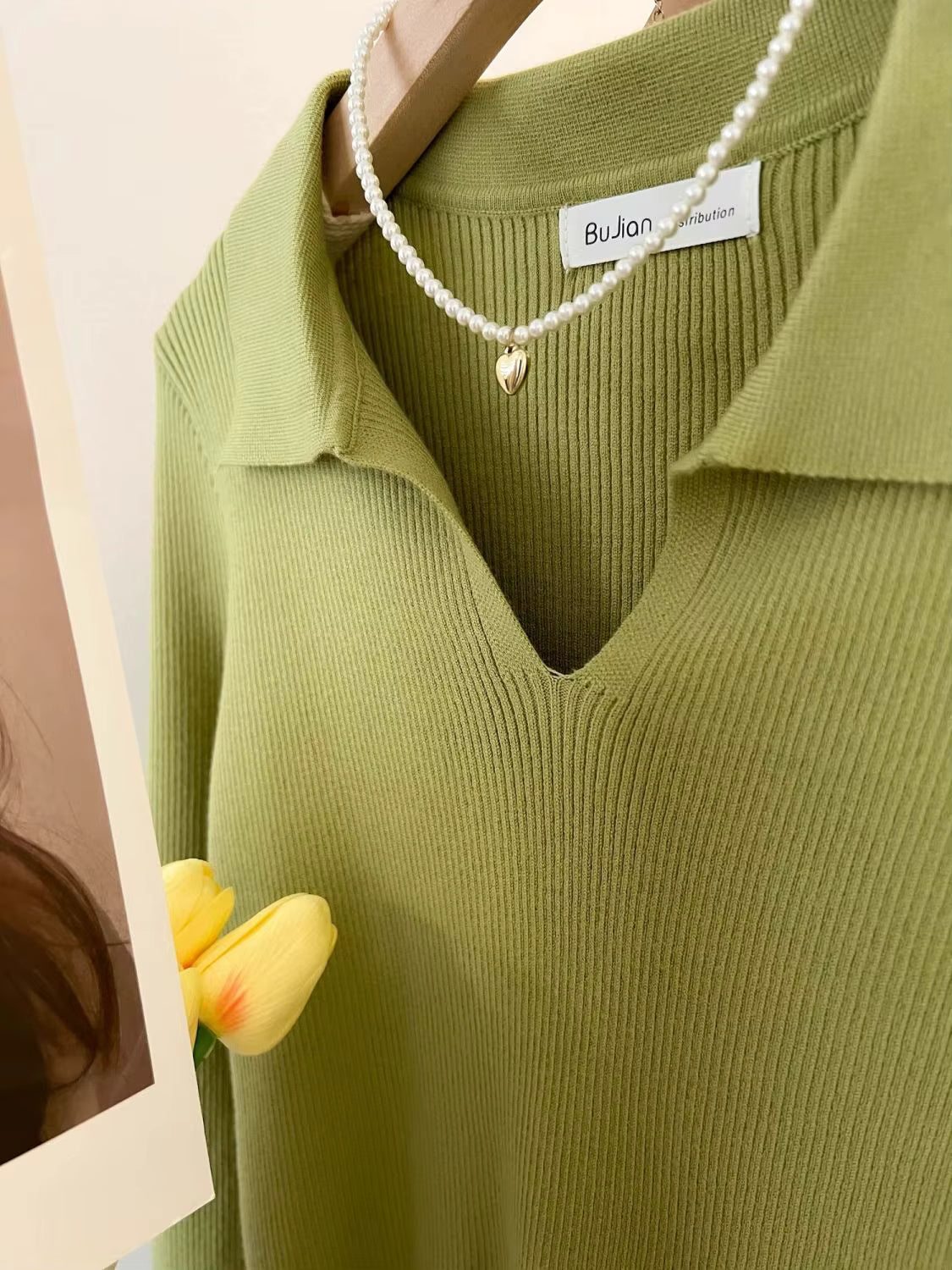 Vintage-Inspired Knit Pullover with Turn-Down Collar